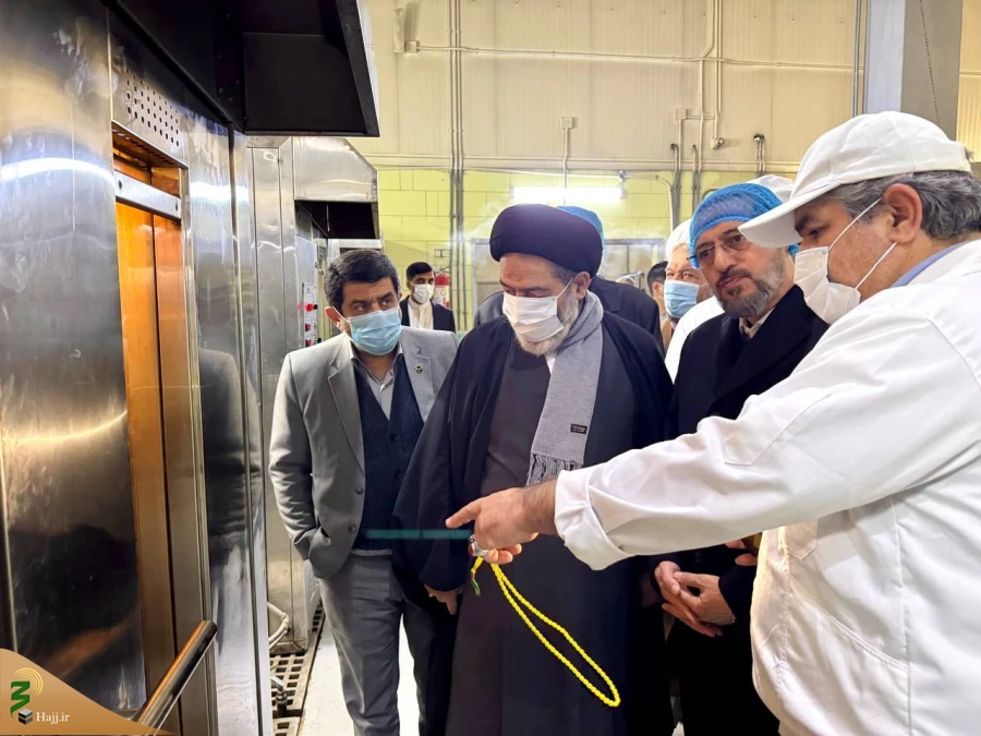 بازدید دست اندرکاران حج وزیارت از آشپزخانه کربلای معلی

طبخ دو  میلیون پرس غذا برای زائران عتبات در سال ۱۴۰۳ / فرایند کاملاً بهداشتی و تحت نظارت است 11