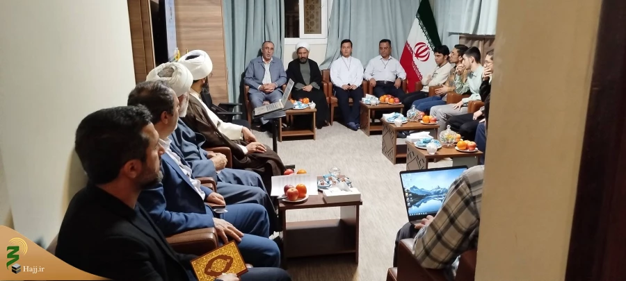 دیدار صمیمانه نخبگان عمره دانش‌آموزی با مسئول دفتر بعثه رهبری در مدینه 3