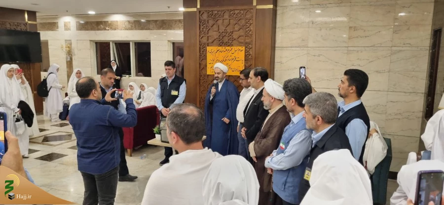 استقبال مسئول دفتر نمایندگی بعثه در مکه مکرمه از کاروان دختران دانش‌آموز عمره‌گزار 4
