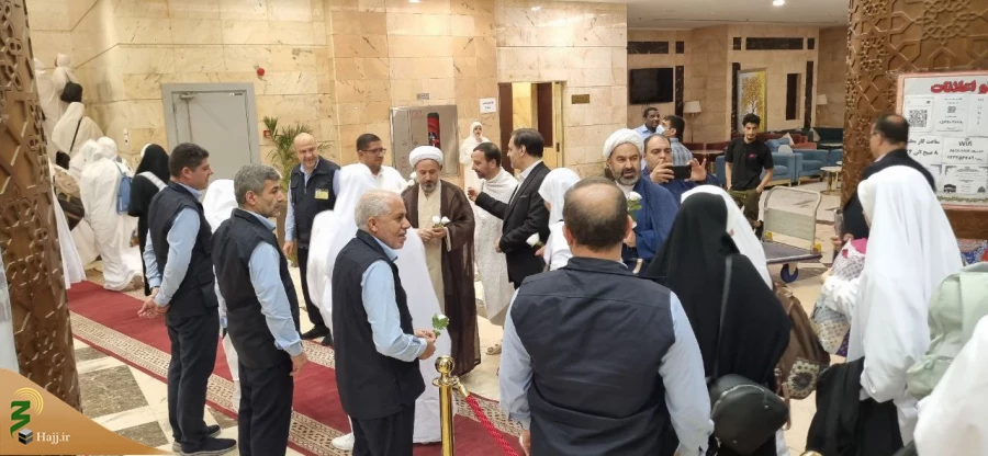 استقبال مسئول دفتر نمایندگی بعثه در مکه مکرمه از کاروان دختران دانش‌آموز عمره‌گزار 8