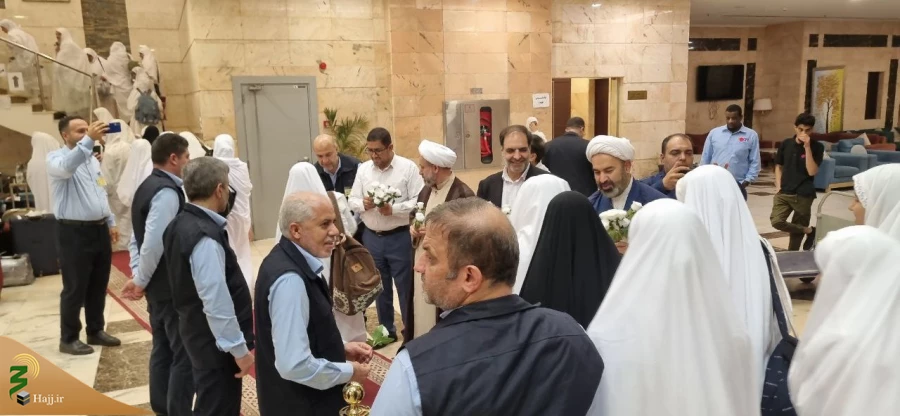 استقبال مسئول دفتر نمایندگی بعثه در مکه مکرمه از کاروان دختران دانش‌آموز عمره‌گزار 9