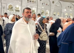 حجت‌الاسلام هادی اکبری در طواف خانه خدا: 

امیرالمؤمنین (ع)، نماد حمایت از پیامبر در خانه خدا 2