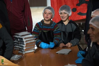 دیدار و گفت‌وگوی هیئت نمایندگان رهبر انقلاب با جمعی از جنگ‌زدگان سوری مستقر در لبنان 6
