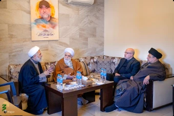 حضور نماینده رهبر انقلاب اسلامی در منزل خانواده‌های فرماندهان شهید حزب‌الله لبنان در بیروت 3