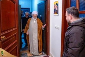 حضور نماینده رهبر انقلاب اسلامی در منزل خانواده‌های فرماندهان شهید حزب‌الله لبنان در بیروت 9