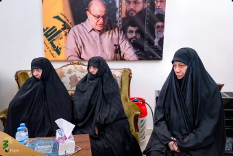 حضور نماینده رهبر انقلاب اسلامی در منزل خانواده‌های فرماندهان شهید حزب‌الله لبنان در بیروت 11