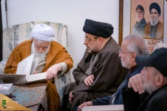 حضور نماینده رهبر انقلاب اسلامی در منزل خانواده‌های فرماندهان شهید حزب‌الله لبنان در بیروت 13