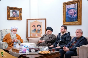 حضور نماینده رهبر انقلاب اسلامی در منزل خانواده‌های فرماندهان شهید حزب‌الله لبنان در بیروت 15