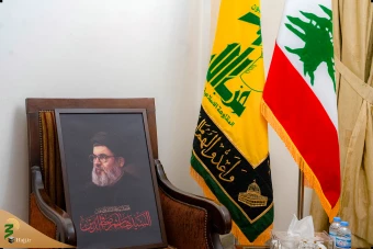 حضور نماینده رهبر انقلاب اسلامی در منزل خانواده‌های فرماندهان شهید حزب‌الله لبنان در بیروت 23
