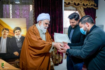 حضور نماینده رهبر انقلاب اسلامی در منزل خانواده‌های فرماندهان شهید حزب‌الله لبنان در بیروت 25