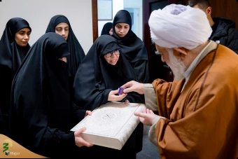 حضور نماینده رهبر انقلاب اسلامی در منزل خانواده‌های فرماندهان شهید حزب‌الله لبنان در بیروت 39