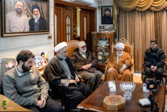 حضور نماینده رهبر انقلاب اسلامی در منزل خانواده‌های فرماندهان شهید حزب‌الله لبنان در بیروت 27