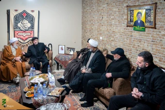 حضور نماینده رهبر انقلاب اسلامی در منزل خانواده‌های فرماندهان شهید حزب‌الله لبنان در بیروت 45