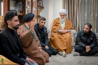 حضور نماینده رهبر انقلاب اسلامی در منزل خانواده‌های فرماندهان شهید حزب‌الله لبنان در بیروت 31