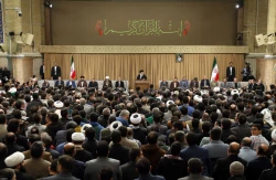 رهبر انقلاب در محفل انس با قرآن و در جمع اساتید و قاریان ممتاز و بین المللی تبیین کردند:
معجزه تلاوت؛ جاری شدن مفاهیم قرآنی در دلها و عمل به آنها 2