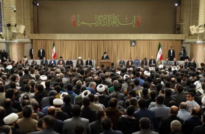 رهبر انقلاب در محفل انس با قرآن و در جمع اساتید و قاریان ممتاز و بین المللی تبیین کردند:
معجزه تلاوت؛ جاری شدن مفاهیم قرآنی در دلها و عمل به آنها