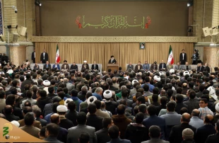 رهبر انقلاب در محفل انس با قرآن و در جمع اساتید و قاریان ممتاز و بین المللی تبیین کردند:
معجزه تلاوت؛ جاری شدن مفاهیم قرآنی در دلها و عمل به آنها 2