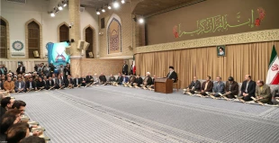 رهبر انقلاب در محفل انس با قرآن و در جمع اساتید و قاریان ممتاز و بین المللی تبیین کردند:
معجزه تلاوت؛ جاری شدن مفاهیم قرآنی در دلها و عمل به آنها 4