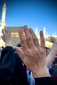 دستانی که بعداز سال‌ها انتظار ، رو به کعبه بالا رفت