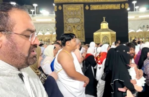 طنین مناجات با خدا در حین طواف خانه خدا+ فیلم