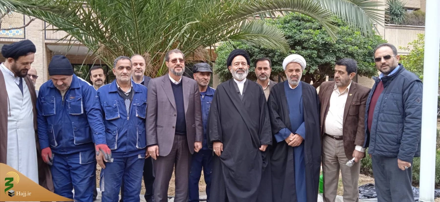 از سوی سرپرست حجاج ایرانی و رئیس سازمان حج انجام شد:
کاشت دو اصله نهال سیب در فضای سبز سازمان حج، بعد از نارگیل و نارنج 2