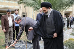 از سوی سرپرست حجاج ایرانی و رئیس سازمان حج انجام شد:

کاشت دو اصله نهال مثمر در فضای سبز سازمان حج 3