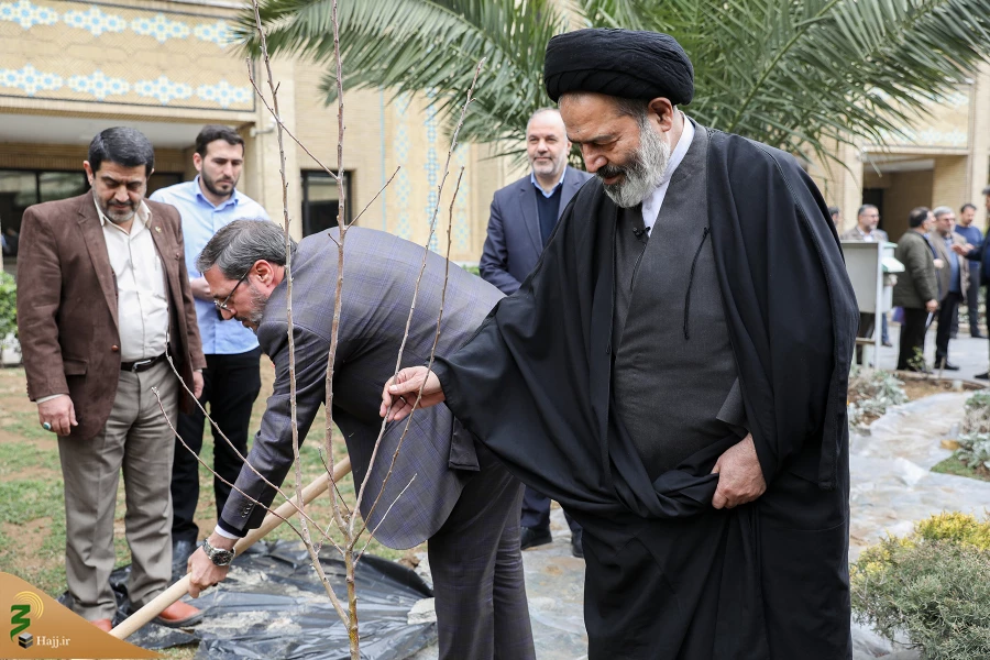 از سوی سرپرست حجاج ایرانی و رئیس سازمان حج انجام شد:

کاشت دو اصله نهال مثمر در فضای سبز سازمان حج 3