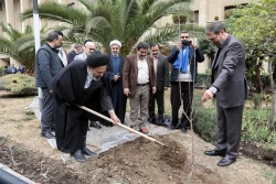از سوی سرپرست حجاج ایرانی و رئیس سازمان حج انجام شد:

کاشت دو اصله نهال مثمر در فضای سبز سازمان حج 4