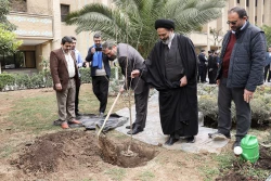 از سوی سرپرست حجاج ایرانی و رئیس سازمان حج انجام شد:

کاشت دو اصله نهال مثمر در فضای سبز سازمان حج 5