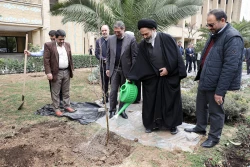 از سوی سرپرست حجاج ایرانی و رئیس سازمان حج انجام شد:

کاشت دو اصله نهال مثمر در فضای سبز سازمان حج 6