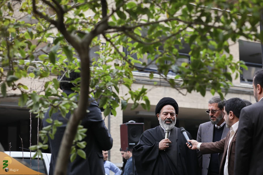 از سوی سرپرست حجاج ایرانی و رئیس سازمان حج انجام شد:

کاشت دو اصله نهال مثمر در فضای سبز سازمان حج 7