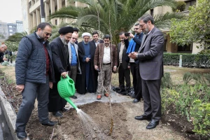 قيام رئيس بعثة الحجاج الإيرانيين و رئيس منظمة الحج و الزيارة بزراعة شتلتين مثمرتين في الساحة الخضراء لمنظمة الحج و الزيارة
