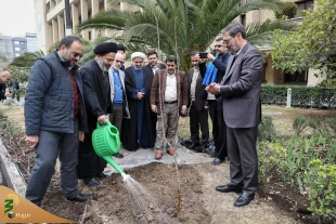 قیام رئیس بعثة الحجاج الإیرانیین و رئیس منظمة الحج و الزیارة بزراعة شتلتین مثمرتین فی الساحة الخضراء لمنظمة الحج و الزیارة 2