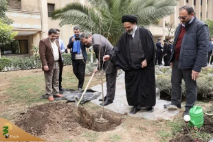 قیام رئیس بعثة الحجاج الإیرانیین و رئیس منظمة الحج و الزیارة بزراعة شتلتین مثمرتین فی الساحة الخضراء لمنظمة الحج و الزیارة 5