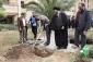 قیام رئیس بعثة الحجاج الإیرانیین و رئیس منظمة الحج و الزیارة بزراعة شتلتین مثمرتین فی الساحة الخضراء لمنظمة الحج و الزیارة 5