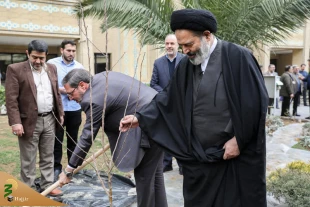 قیام رئیس بعثة الحجاج الإیرانیین و رئیس منظمة الحج و الزیارة بزراعة شتلتین مثمرتین فی الساحة الخضراء لمنظمة الحج و الزیارة 7