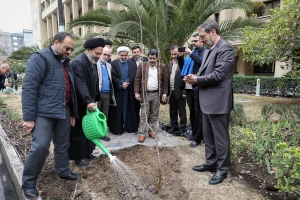 Head of Iranian pilgrims and Head of Hajj Organization Plant Two Fruitful Seedlings in Green Space of Hajj Organization