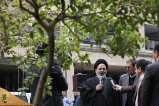 Head of Iranian pilgrims and Head of Hajj Organization Plant Two Fruitful Seedlings in Green Space of Hajj Organization 4