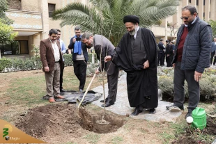 Head of Iranian pilgrims and Head of Hajj Organization Plant Two Fruitful Seedlings in Green Space of Hajj Organization 3