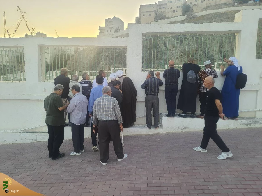 غربت مزار ام‌المؤمنین در مکه؛ حضور زائران ایرانی در قبرستان ابوطالب 8