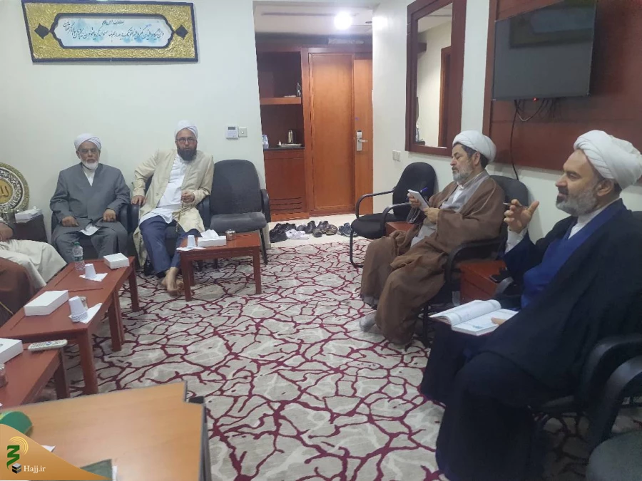 پاسخگویی به شبهات و بررسی مشکلات زائران اهل سنت در دیدار روحانیون با مسئول بعثه رهبری در مکه 3