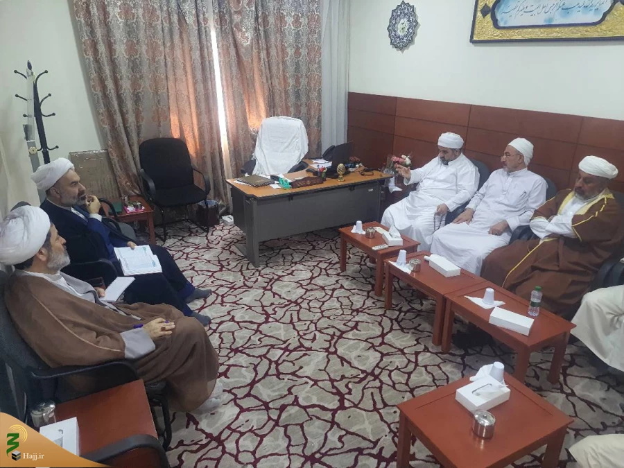پاسخگویی به شبهات و بررسی مشکلات زائران اهل سنت در دیدار روحانیون با مسئول بعثه رهبری در مکه 6