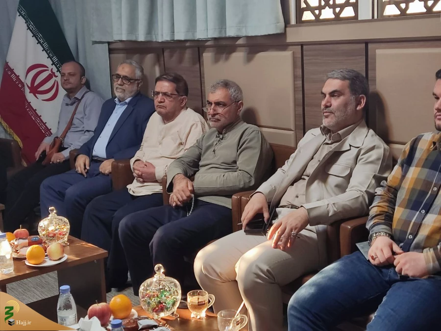 دیدار سه نماینده مجلس با مسئول دفتر نمایندگی بعثه مقام معظم رهبری در مدینه + منتظر تأیید 3
