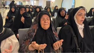 از دعا تا دلدادگی در شب قدر مدینه،

از زمزمه جوشن کبیر تا سوگ بزرگترین آیت الهی 11