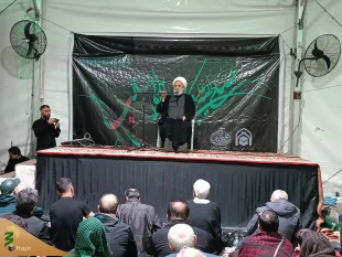مثل امام مثل کعبه است
 2