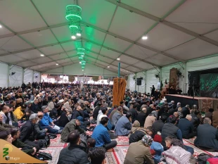 مثل امام مثل کعبه است
 2