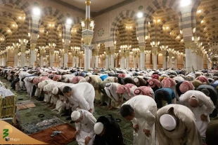 اقامه نماز تهجد در شب بیست و هفتم ماه مبارک رمضان در مسجد النبی(ص) + تصاویر 2