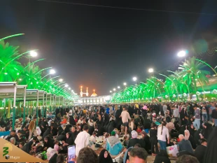 زائران اباعبدالله الحسین علیه السلام در آخرین شب جمعه ماه مبارک رمضان بعنوان شب زیارتی امام حسین علیه السلام در بین الحرمین کربلا گرد هم آمدند 2