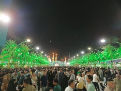 زائران اباعبدالله الحسین علیه السلام در آخرین شب جمعه ماه مبارک رمضان بعنوان شب زیارتی امام حسین علیه السلام در بین الحرمین کربلا گرد هم آمدند 3