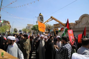 Supreme Leader's representative in Hajj and Pilgrimage affairs at the International Quds Day procession in Qom 7